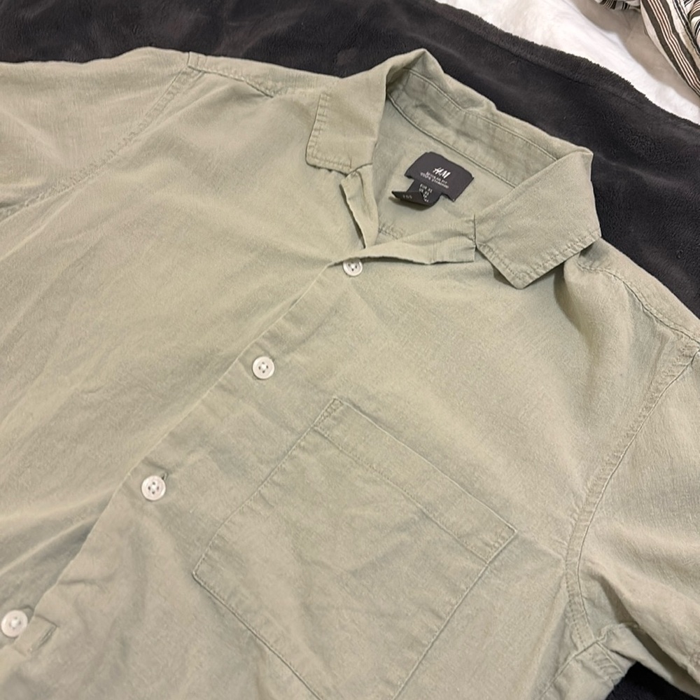 H&M Green Notch Collar shirt. Mens XS